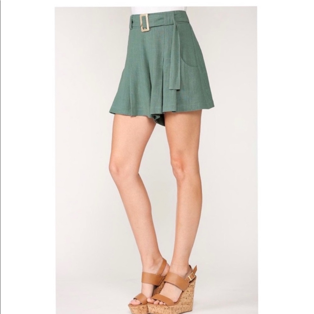 Washed and Pleated Linen and Cotton Blend Shorts with Pockets and Belt Detail - Picture 4 of 7